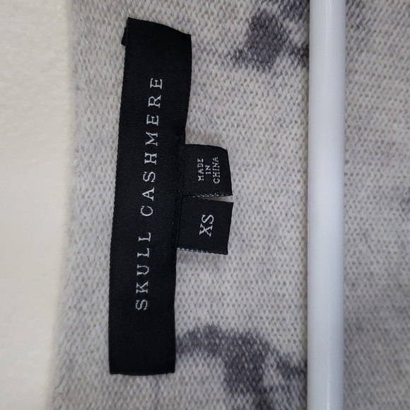 Skull Cashmere Penny Skull-Print V-Neck Cashmere Sweater XS - Picture 5 of 6